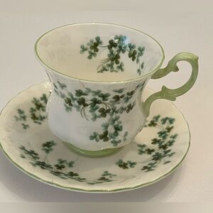 ROYAL ALBERT SHAMROCK Footed TEACUP & SAUCER * EXCELLENT *